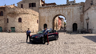 Fano - Afferra un 16enne per il collo e gli ruba 15 euro, ventenne finisce in carcere